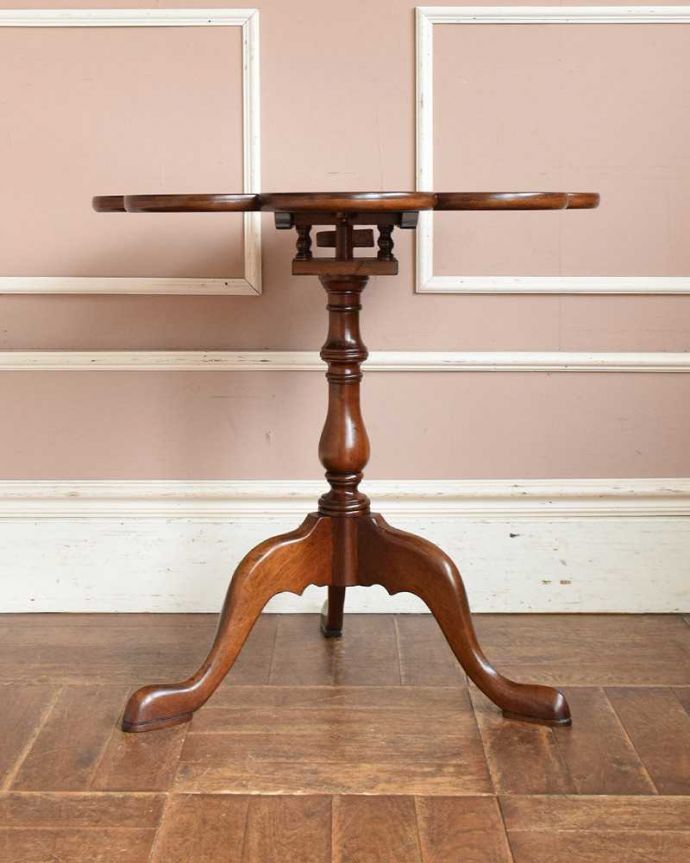 アンティークのテーブル　アンティーク家具　英国アンティーク家具、パタンと畳めるティーテーブル（ティルトップテーブル） 。サイドはこんな感じ横から見るとこんな感じ。(q-1100-f)