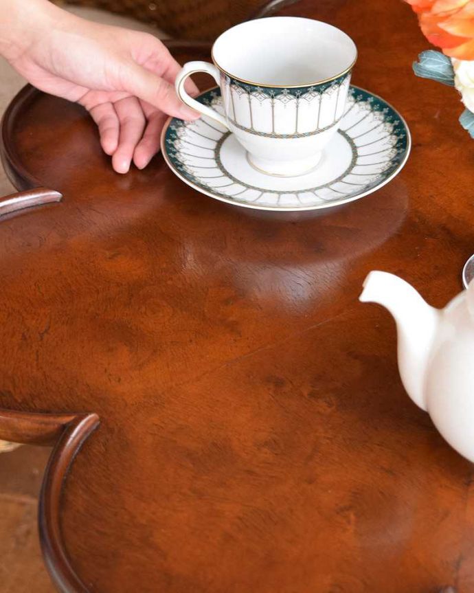 アンティークのテーブル　アンティーク家具　英国アンティーク家具、パタンと畳めるティーテーブル（ティルトップテーブル） 。お茶をしたり、物書きも出来るしっかりしたキレイな天板です。(q-1100-f)