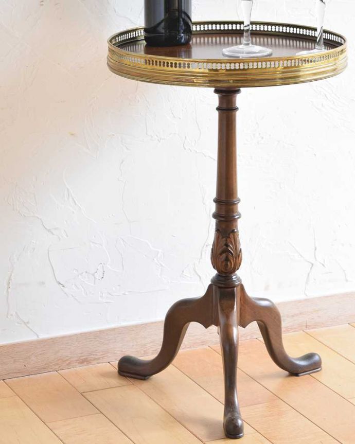 アンティークのテーブル　アンティーク家具　マホガニー材のアンティーク英国家具、ゴールドの縁のワインテーブル。小さくてもアンティークの気品タップリ。(q-1101-f)