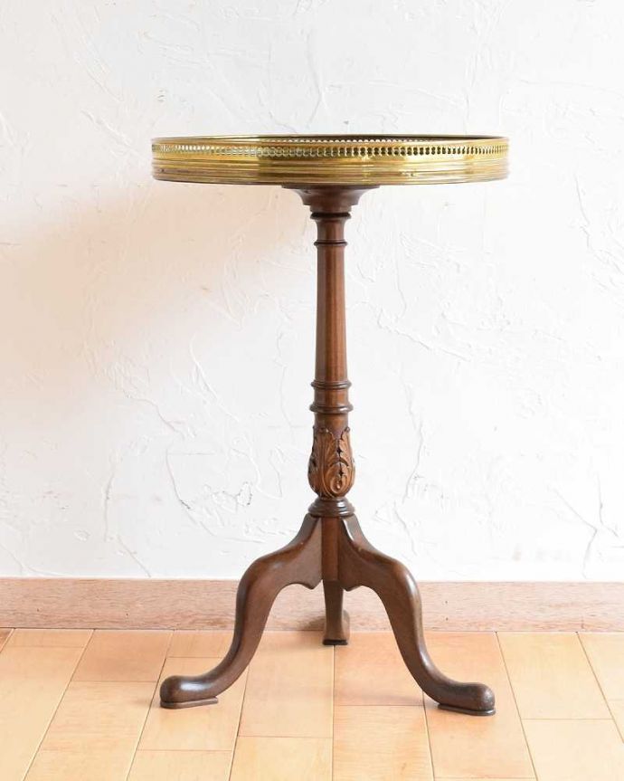 アンティークのテーブル　アンティーク家具　マホガニー材のアンティーク英国家具、ゴールドの縁のワインテーブル。横から見てもステキ横から見るとこんな感じ。(q-1101-f)