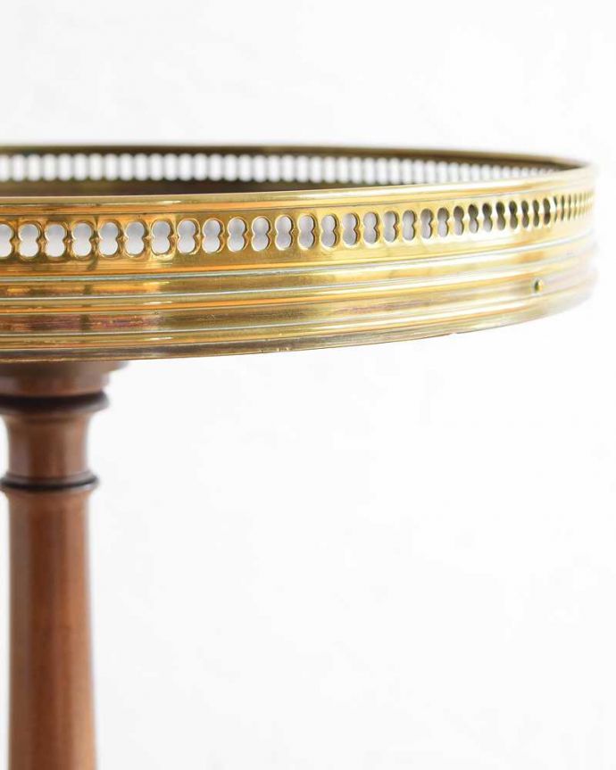 アンティークのテーブル　アンティーク家具　マホガニー材のアンティーク英国家具、ゴールドの縁のワインテーブル。天板の周りには美しいゴールドの装飾がついています。(q-1101-f)