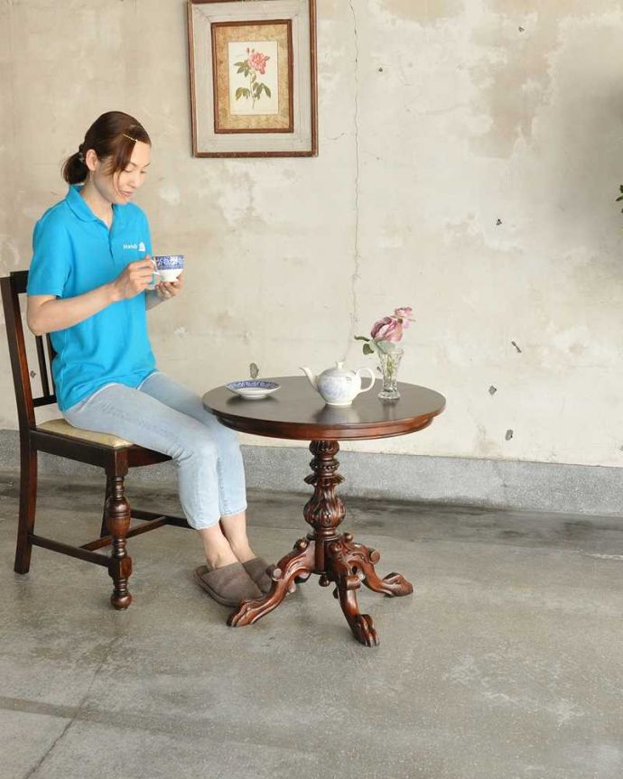 アンティークのテーブル　アンティーク家具　英国伝統の豪華な装飾に注目、重厚感たっぷりのアンティークティーテーブル。お気に入りの場所で優雅なティータイムどこにでも置ける便利なサイズのテーブル。(q-1106-f)