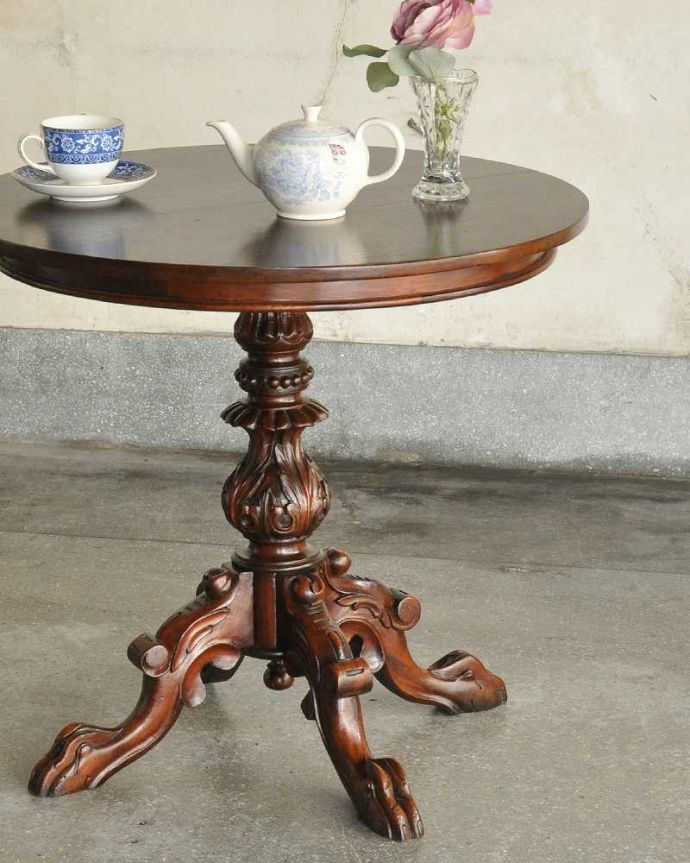 アンティークのテーブル　アンティーク家具　英国伝統の豪華な装飾に注目、重厚感たっぷりのアンティークティーテーブル。アンティークらしい美しいデザインが魅力脚のデザインを見ているだけでうっとりするくらい美しい･･･落ち着いた雰囲気は、和室にも似合います。(q-1106-f)