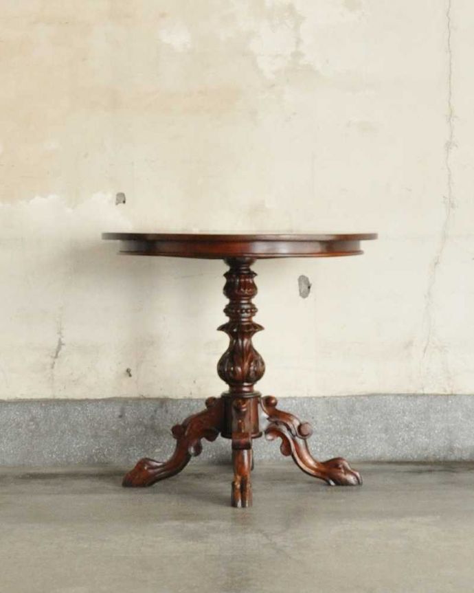 アンティークのテーブル　アンティーク家具　英国伝統の豪華な装飾に注目、重厚感たっぷりのアンティークティーテーブル。横から見てもステキ横から見るとこんな感じ。(q-1106-f)