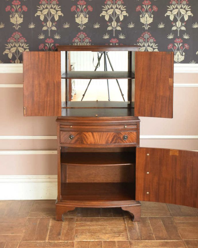 アンティークのチェスト　アンティーク家具　英国アンティーク家具、上品なカップボードチェスト（食器棚）。扉を開けてみると･･･もともとカップボードとして使われていた家具。(q-1107-f)