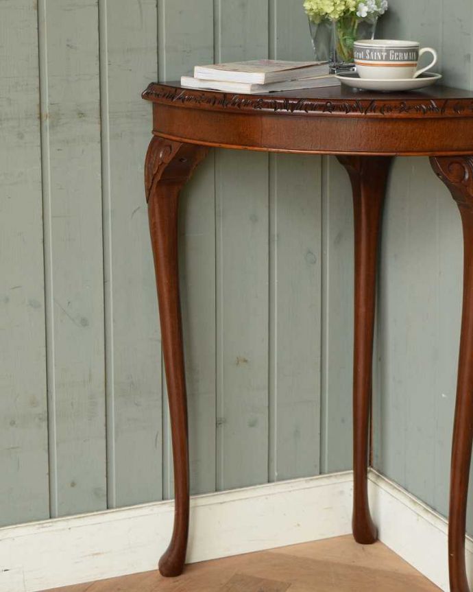 アンティークのテーブル　アンティーク家具　イギリスから届いたアンティーク コーナー用コンソールテーブル。スッキリとした長い脚が印象的実用性を求めた家具ではないので、見た目が重要。(q-1108-f)