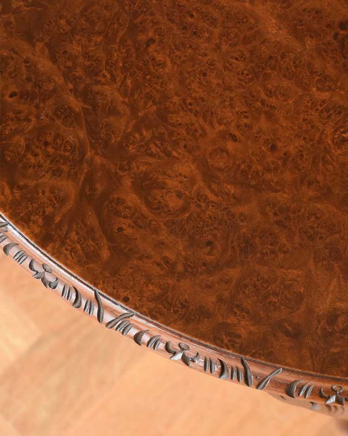 アンティークのテーブル　アンティーク家具　イギリスから届いたアンティーク コーナー用コンソールテーブル。天板もピッカピカ☆職人がキレイにお直ししているので、天板もとてもキレイです。(q-1108-f)