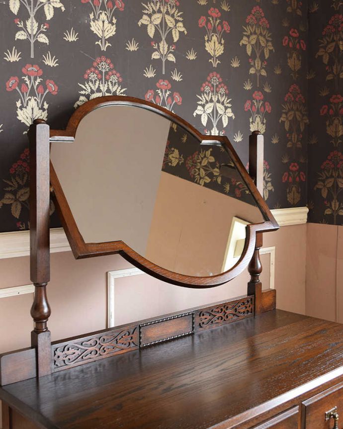 アンティークのドレッサー　アンティーク家具　英国のアンティーク家具、大きなミラーのドレッシングテーブル（デスク）。美しいアンティークのミラー大きな鏡はお部屋を広く見せる効果大。(q-1112-f)