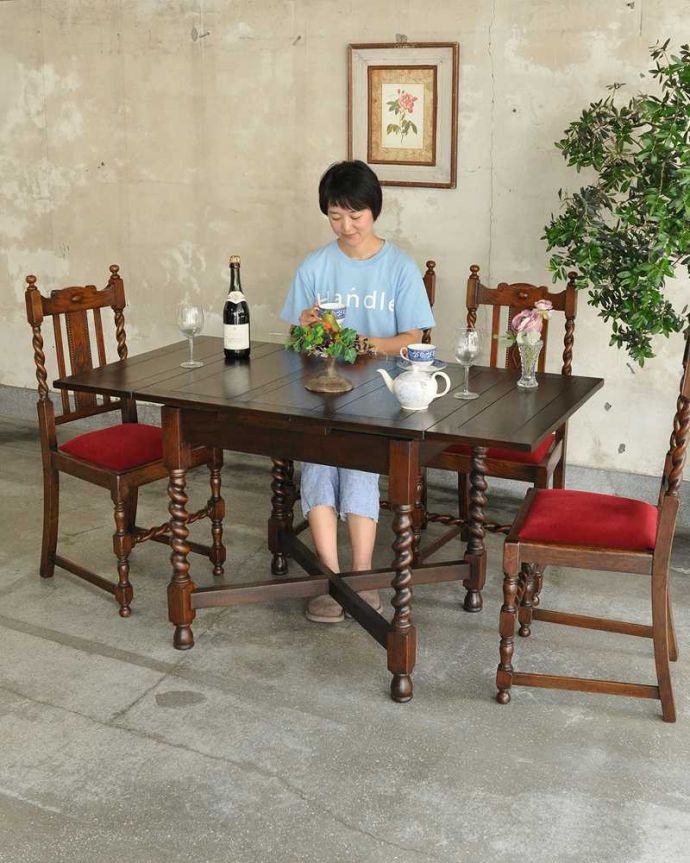 アンティークのテーブル　アンティーク家具　ツイストが美しい英国アンティーク、伸張式の便利なドローリーフテーブル。3WAYで使えるゲートレッグテーブル日本にはピッタリの機能的なテーブル。(q-1117-f)