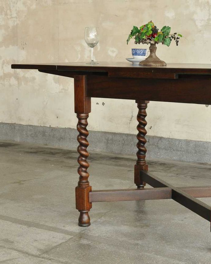 アンティークのテーブル　アンティーク家具　ツイストが美しい英国アンティーク、伸張式の便利なドローリーフテーブル。自慢はやっぱりツイスト脚英国アンティークらしいツイスト脚。(q-1117-f)