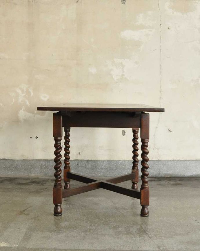 アンティークのテーブル　アンティーク家具　ツイストが美しい英国アンティーク、伸張式の便利なドローリーフテーブル。こちら側も、もちろんキレイです。(q-1117-f)