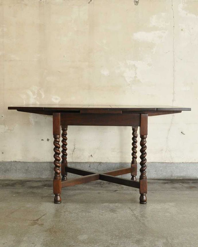 アンティークのテーブル　アンティーク家具　ツイストが美しい英国アンティーク、伸張式の便利なドローリーフテーブル。両方開いて大きなダイニングとして使いましょう。(q-1117-f)