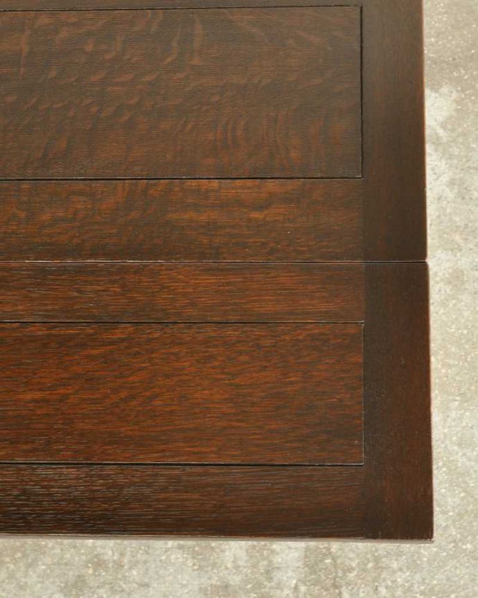 アンティークのテーブル　アンティーク家具　ツイストが美しい英国アンティーク、伸張式の便利なドローリーフテーブル。近づいて見てみると･･･時間も手間暇も掛けて職人さんがお直ししただけに天板は木目も美しく見えピッカピカ。(q-1117-f)
