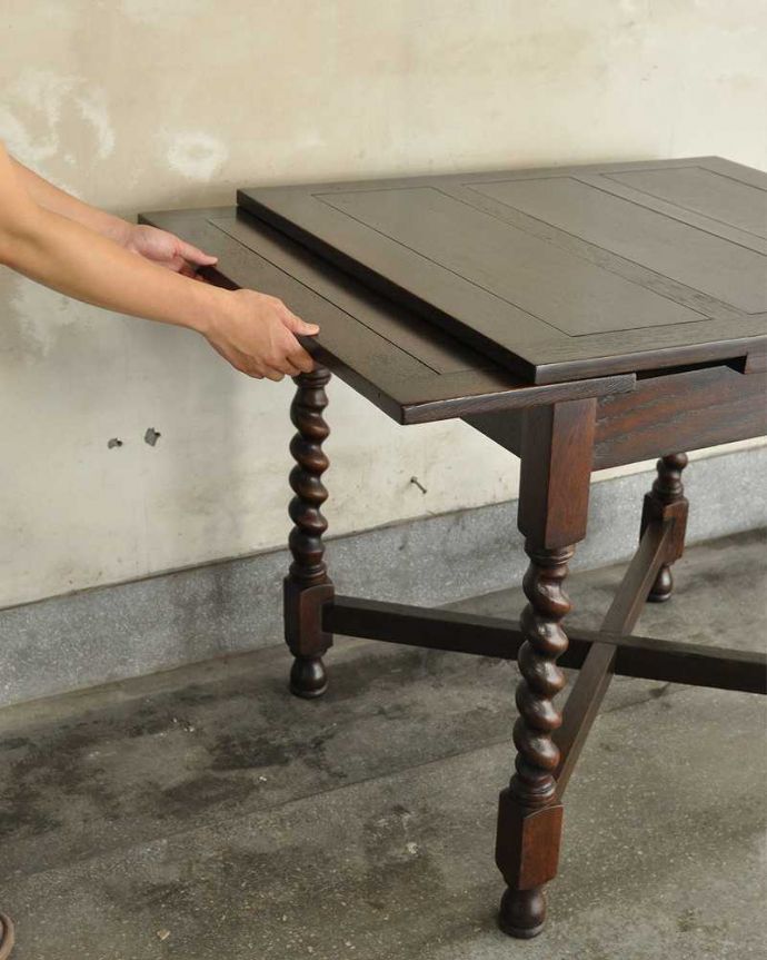 アンティークのテーブル　アンティーク家具　ツイストが美しい英国アンティーク、伸張式の便利なドローリーフテーブル。あっという間にサイズが変えれます。(q-1117-f)
