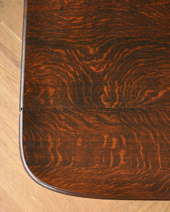 アンティークのテーブル　アンティーク家具　英国輸入のアンティーク家具、天板も脚も美しいドロップリーフテーブル。メンテナンスをしてありますので、つなぎ目も木目も美しいです。(q-1119-f)