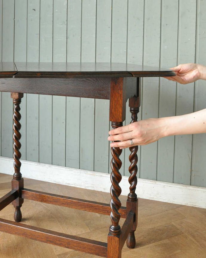 アンティークのテーブル　アンティーク家具　英国輸入のアンティーク家具、天板も脚も美しいドロップリーフテーブル。あっという間にサイズが変えれます。(q-1119-f)