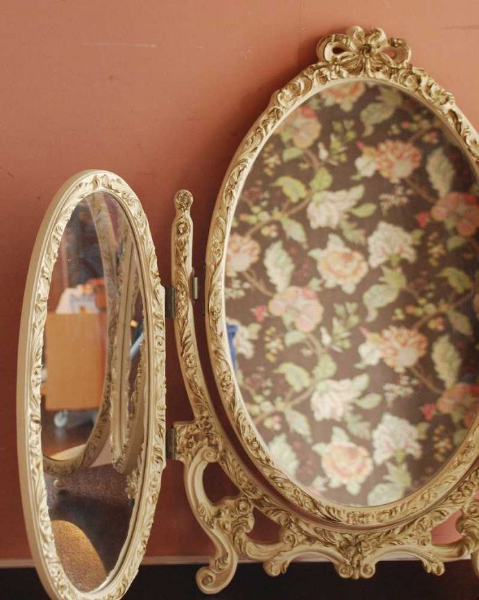 アンティーク ミラー（鏡）　アンティーク雑貨　小さなリボンがついた可愛いフランスアンティークのスタンドミラー（三面鏡）。フランスらしさたっぷり女性だったら誰もが憧れちゃうフランスのアンティークミラー。(q-112-z)