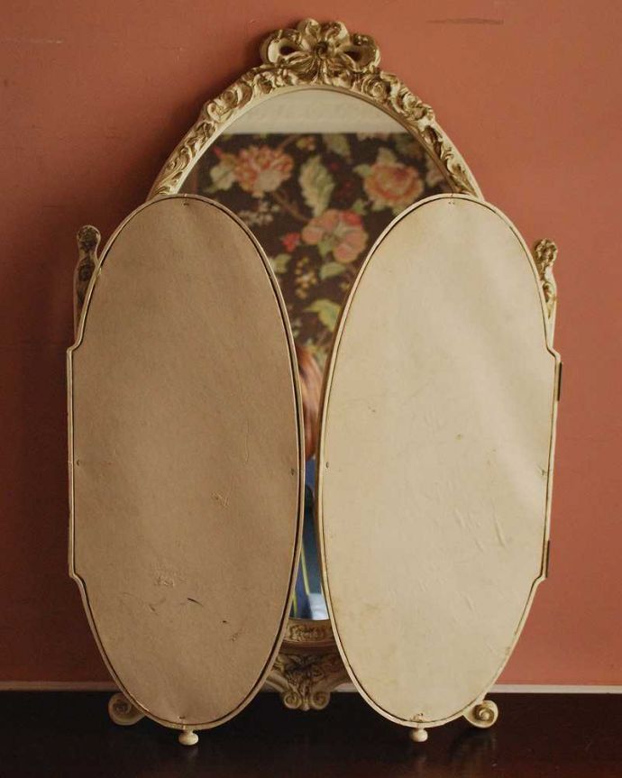 アンティーク ミラー（鏡）　アンティーク雑貨　小さなリボンがついた可愛いフランスアンティークのスタンドミラー（三面鏡）。女子が喜ぶ三面鏡！大きく、美しいカッティングのミラーです。(q-112-z)
