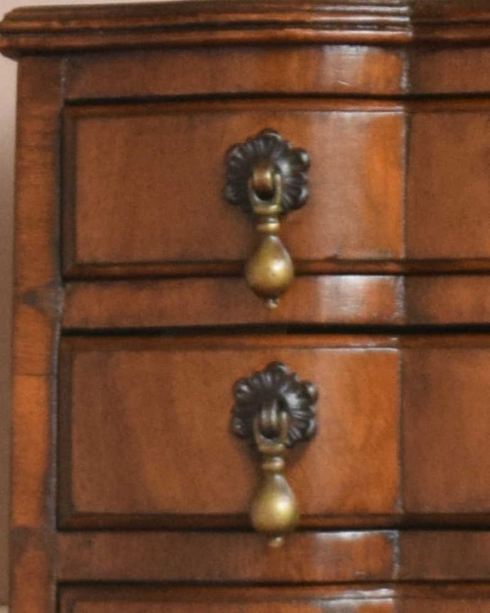 アンティークのチェスト　アンティーク家具　木目がとても美しいカップボード、英国輸入のアンティーク家具。優雅なドロップ形の取っ手です。(q-1122-f)