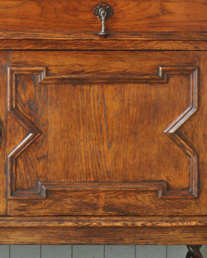 アンティークのキャビネット　アンティーク家具　ミラー付きツイストの英国アンティーク家具、オーク材のミラーバックサイドボード。アンティークらしい丁寧な装飾。(q-1124-f)