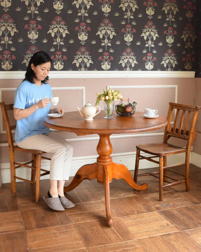 アンティークのテーブル　アンティーク家具　トライポットの脚が決め手！大人可愛いオールドパインのラウンドテーブル。ほっこりとした表情に癒されますオールドパイン材のテーブルは、独特の木目が特長。(q-1125-f)