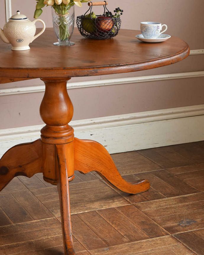 アンティークのテーブル　アンティーク家具　トライポットの脚が決め手！大人可愛いオールドパインのラウンドテーブル。安定感のあるトライポッドの脚先が3つに分かれているデザインのトライボッド。(q-1125-f)