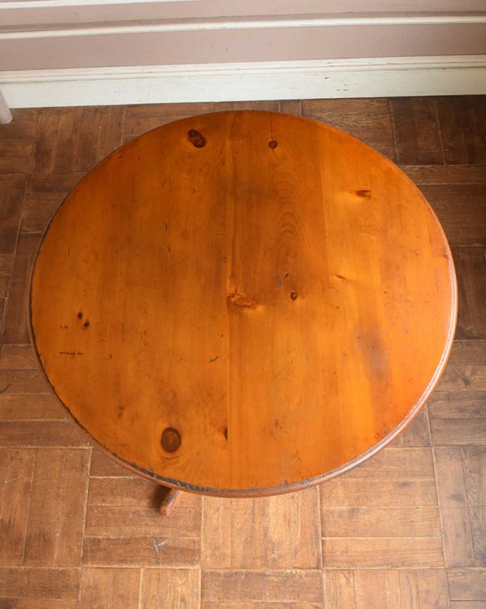 アンティークのテーブル　アンティーク家具　トライポットの脚が決め手！大人可愛いオールドパインのラウンドテーブル。天板はキレイに修復しました。(q-1125-f)
