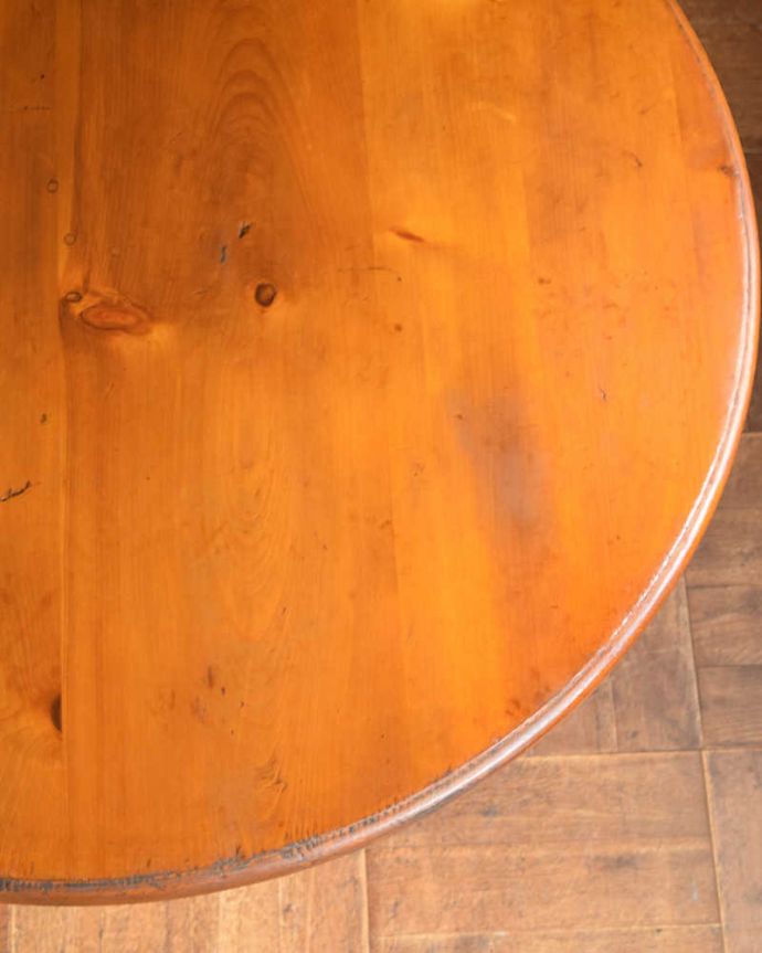 アンティークのテーブル　アンティーク家具　トライポットの脚が決め手！大人可愛いオールドパインのラウンドテーブル。オールドパイン材だけが持つ･･･パイン材ならではの柔らかくあたたかい木目に癒されます。(q-1125-f)