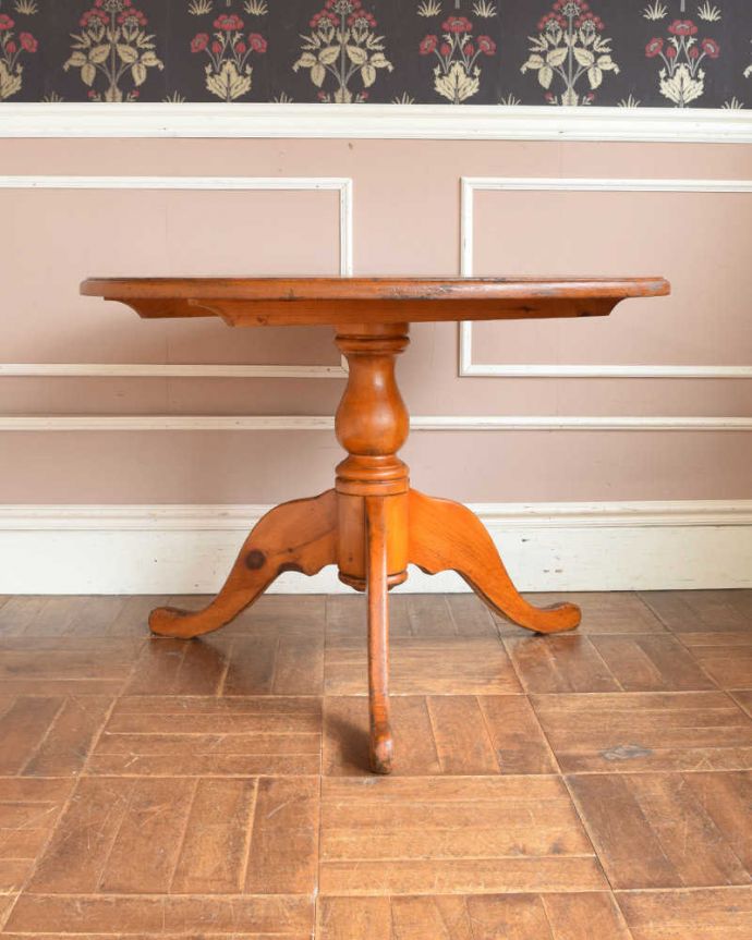 アンティークのテーブル　アンティーク家具　トライポットの脚が決め手！大人可愛いオールドパインのラウンドテーブル。横から見てみると･･･テーブルを横から見るとこんな感じ。(q-1125-f)