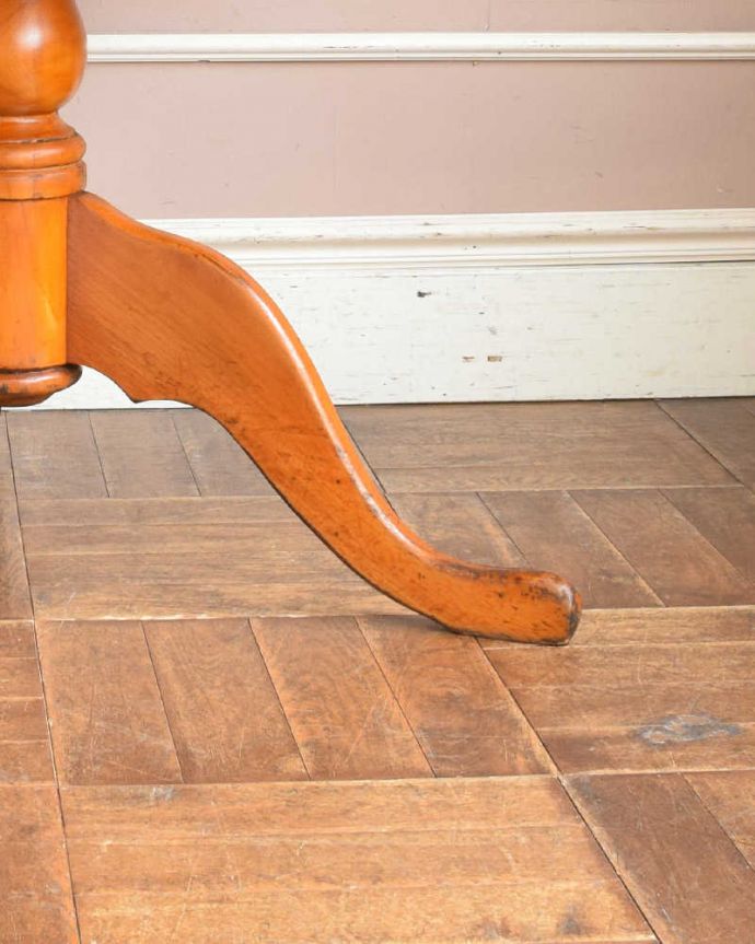 アンティークのテーブル　アンティーク家具　トライポットの脚が決め手！大人可愛いオールドパインのラウンドテーブル。持ち上げなくても移動できます！Handleのアンティークは、脚の裏にフェルトキーパーをお付けしていますので、床を滑らせて簡単に移動が出来ます。(q-1125-f)