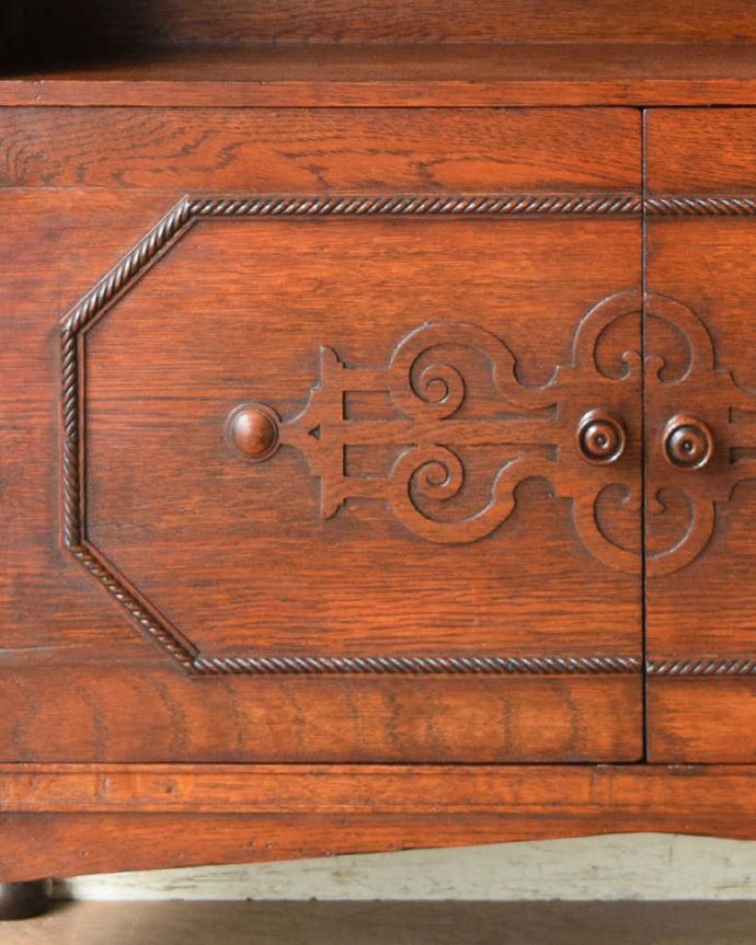 アンティークのキャビネット　アンティーク家具　英国のアンティーク家具、扉収納付きのブックシェルフ（本棚） 。英国らしい装飾下扉には、英国家具らしいかっこいい装飾があります。(q-1126-f)