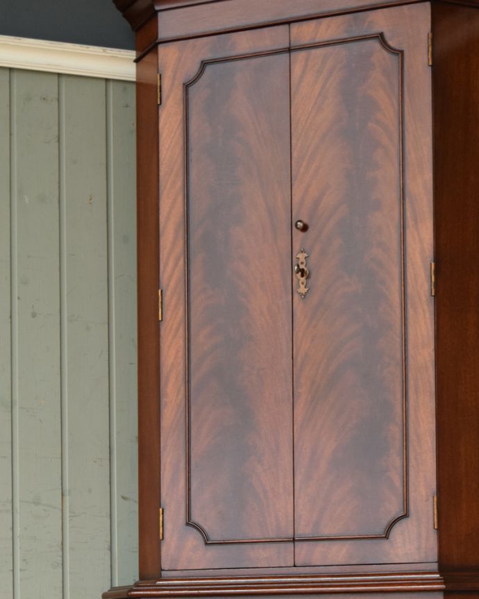 アンティークのキャビネット　アンティーク家具　美しい木目の英国アンティーク家具、マホガニー材のコーナーカップボード。美しい上に、角にピタッと収まります。(q-1127-f)