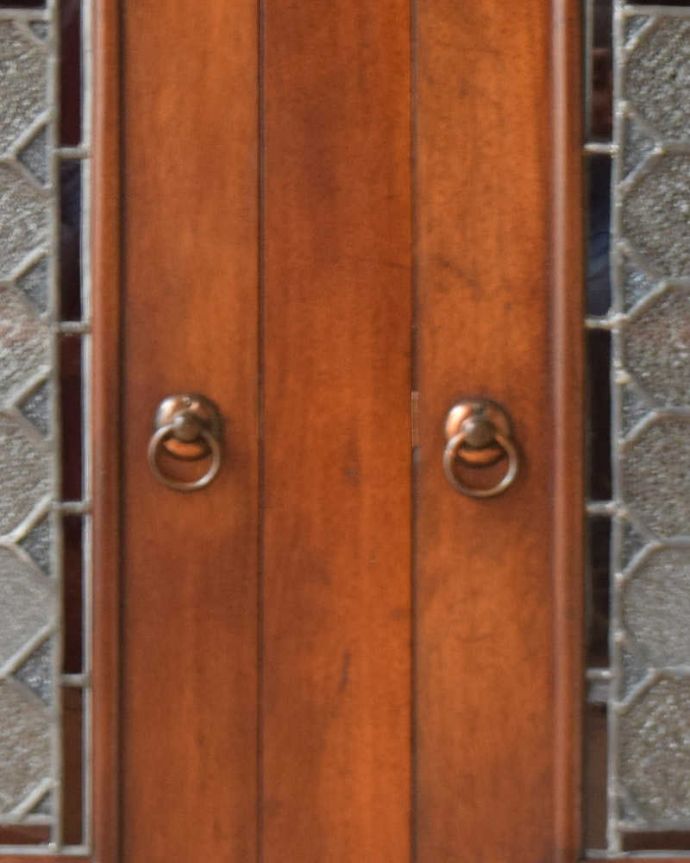 アンティークのキャビネット　アンティーク家具　2羽の小鳥が可愛いステンドグラスの扉、英国輸入のアンティーク家具（ブックケース）。扉を開ける度にワクワク取っ手もアンティークらしいデザイン。(q-1128-f)