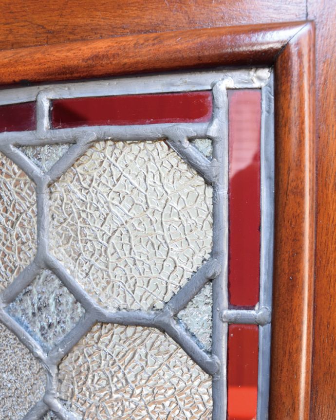アンティークのキャビネット　アンティーク家具　2羽の小鳥が可愛いステンドグラスの扉、英国輸入のアンティーク家具（ブックケース）。こだわりのステンドグラスステンドの周りを真っ赤なガラスで囲い、中のダイヤは薄いブルー色のガラス。(q-1128-f)