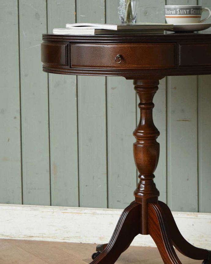アンティークのテーブル　アンティーク家具　英国アンティークの家具、引き出し付きのテーブル（ドラムテーブル）。引き出しまで付いている実力派デザインや木目の美しさはもちろん、引き出しまで付いているので、使いやすさもバッチリです。(q-1130-f)