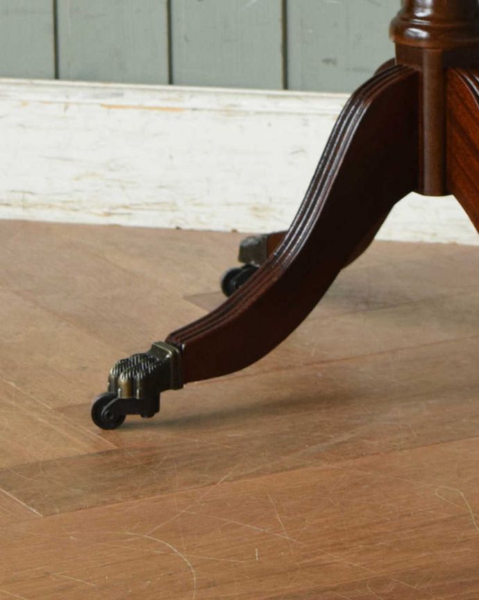 アンティークのテーブル　アンティーク家具　英国アンティークの家具、引き出し付きのテーブル（ドラムテーブル）。脚先には･･･クルクル回転するキャスターが。(q-1130-f)