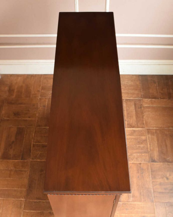 アンティークのキャビネット　アンティーク家具　アンティーク英国家具のガラスキャビネット、こげ茶色のブックケース（本棚）。天板もキレイに仕上げました。(q-1132-f)