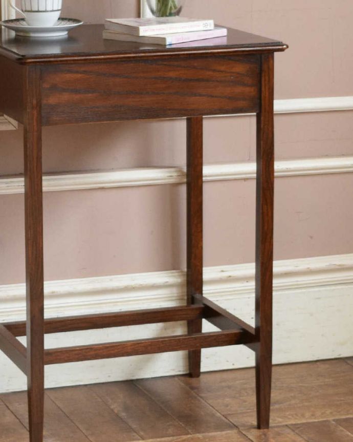 アンティークのテーブル　アンティーク家具　英国輸入のシンプルなアンティーク家具、引き出し付きのオケージョナルテーブル。スッキリとした長い脚が印象的細くて長い脚がとても印象的なんです。(q-1133-f)