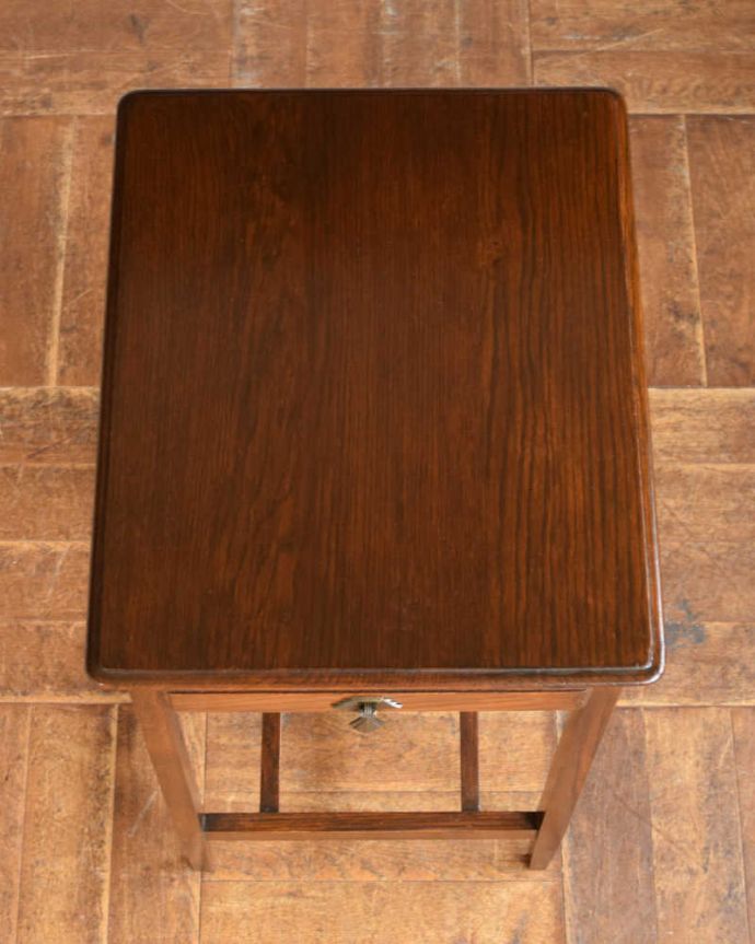 アンティークのテーブル　アンティーク家具　英国輸入のシンプルなアンティーク家具、引き出し付きのオケージョナルテーブル。いろんなことに使って下さい。(q-1133-f)