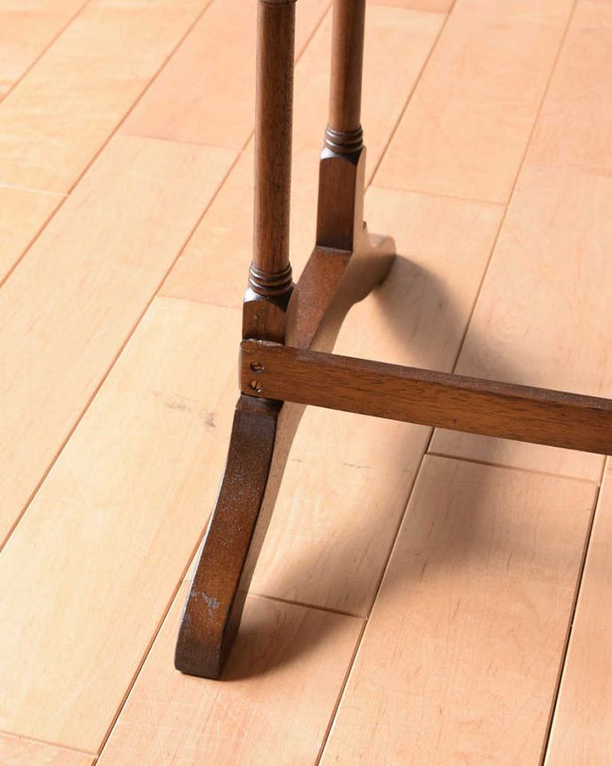 アンティークのテーブル　アンティーク家具　マホガニー材のキレイな天板、３つがセットになったアンティークネストテーブル。持ち上げなくても移動できます！Handleのアンティークは、脚の裏にフェルトキーパーをお付けしていますので、床を滑らせてれば移動が簡単です。(q-1136-f)