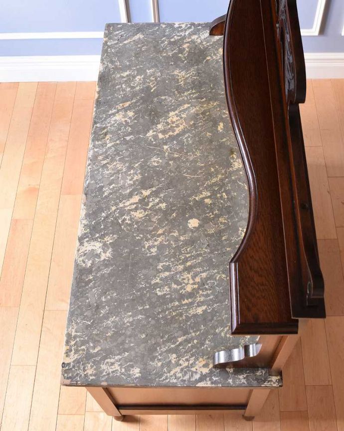サイドボード　アンティーク家具　タイルが美しいアンティークの引き出し付きのウォッシュスタンド、マホガニー材の英国家具。天然大理石を使った贅沢な天板女性の憧れ、天然の大理石が天板に使われている家具。(q-1137-f)