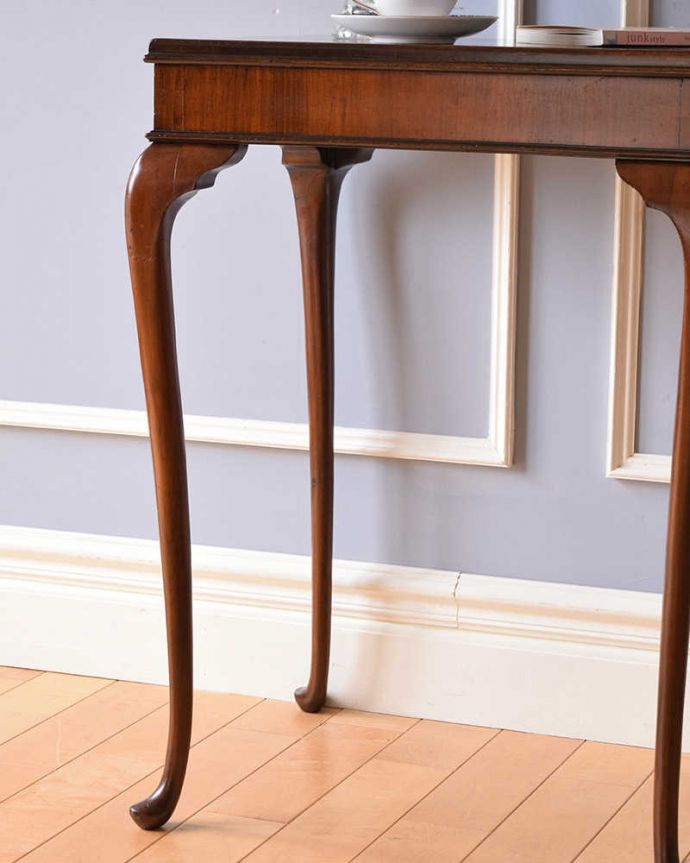 アンティークのテーブル　アンティーク家具　高級感たっぷりのアンティーク英国家具、ウォルナット材のオケージョナルテーブル。惚れこんでしまった美脚･･･私をすっかり魅了してしまった長くて美しい脚。(q-1140-f)