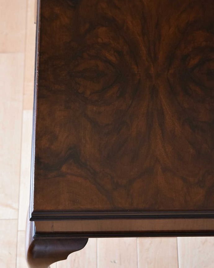アンティークのテーブル　アンティーク家具　高級感たっぷりのアンティーク英国家具、ウォルナット材のオケージョナルテーブル。近づいてみると･･･木目の美しさだけで勝負しているテーブルの天板は、とにかく美しい。(q-1140-f)