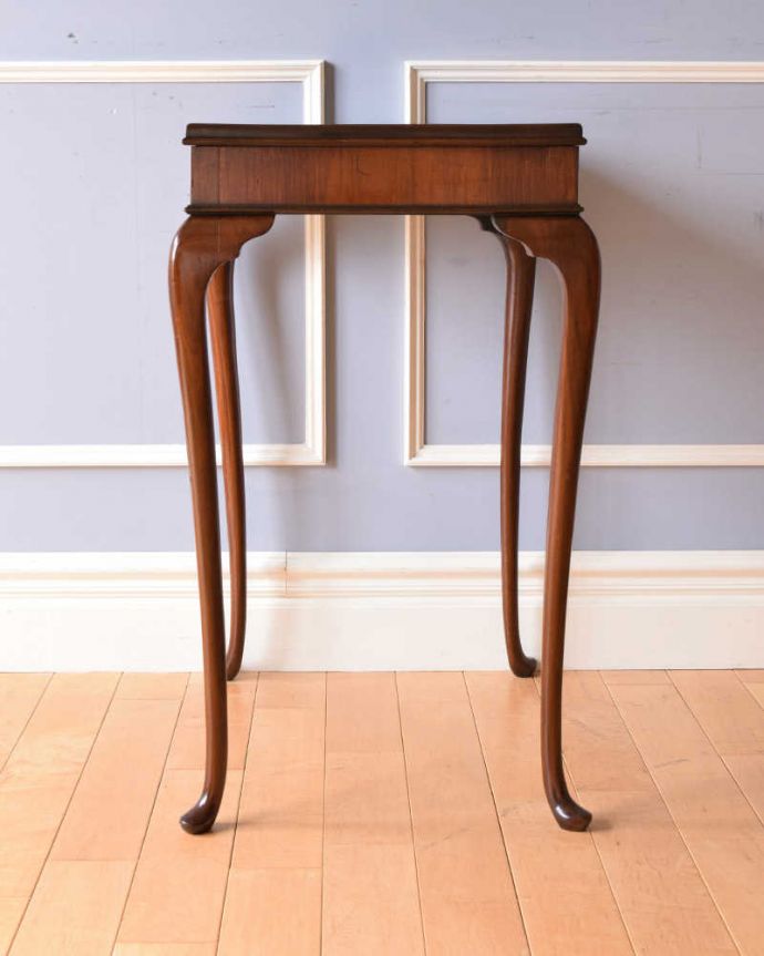アンティークのテーブル　アンティーク家具　高級感たっぷりのアンティーク英国家具、ウォルナット材のオケージョナルテーブル。クルッと回転。(q-1140-f)