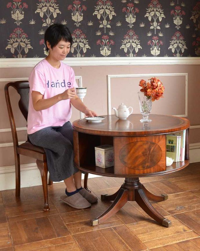 アンティークのテーブル　アンティーク家具　木目が美しい英国アンティークの家具、収納付きのテーブル（ドラムテーブル）。丸い形が特長のめずらしいドラムテーブル英国アンティークらしい美しいデザインのドラムテーブル。(q-1143-f)