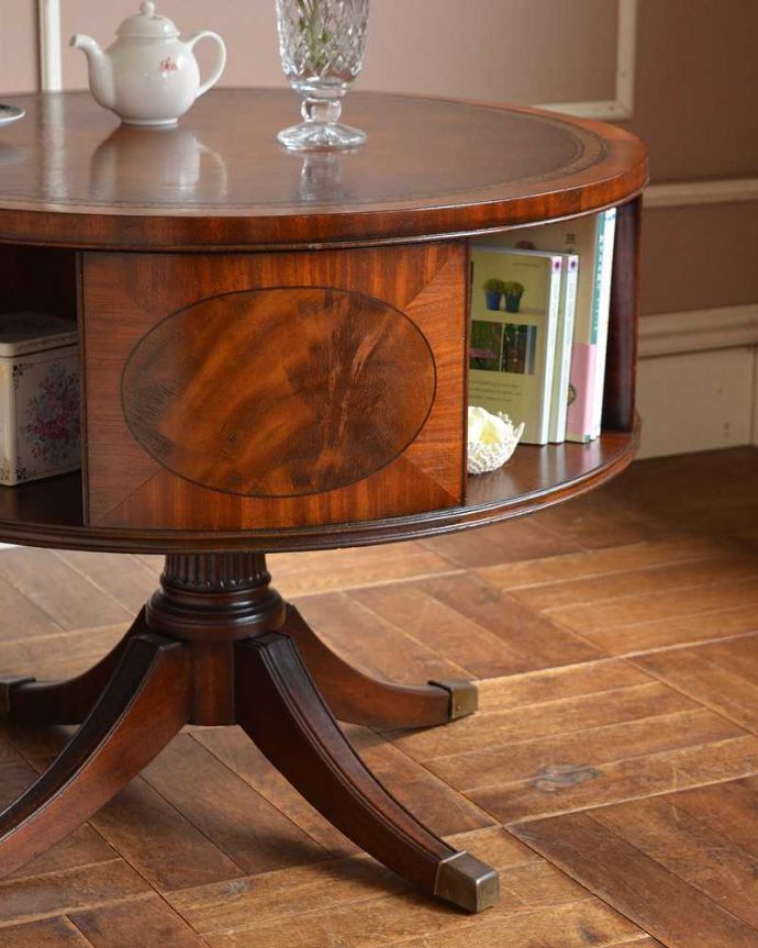 アンティークのテーブル　アンティーク家具　木目が美しい英国アンティークの家具、収納付きのテーブル（ドラムテーブル）。象嵌で描かれた優雅な模様マホガニー材の木目の美しさが際立つデザイン象嵌。(q-1143-f)