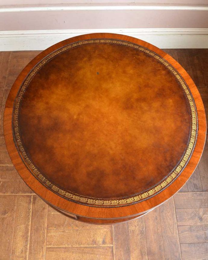 アンティークのテーブル　アンティーク家具　木目が美しい英国アンティークの家具、収納付きのテーブル（ドラムテーブル）。上から見てみると･･･やっぱりテーブルは一番よく使う天板が気になります。(q-1143-f)