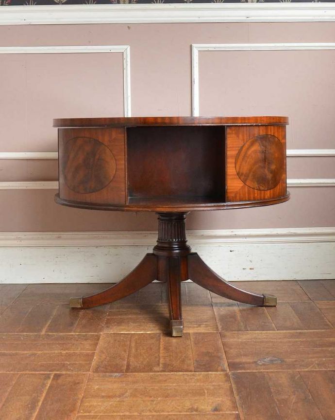 アンティークのテーブル　アンティーク家具　木目が美しい英国アンティークの家具、収納付きのテーブル（ドラムテーブル）。クルッと回転。(q-1143-f)