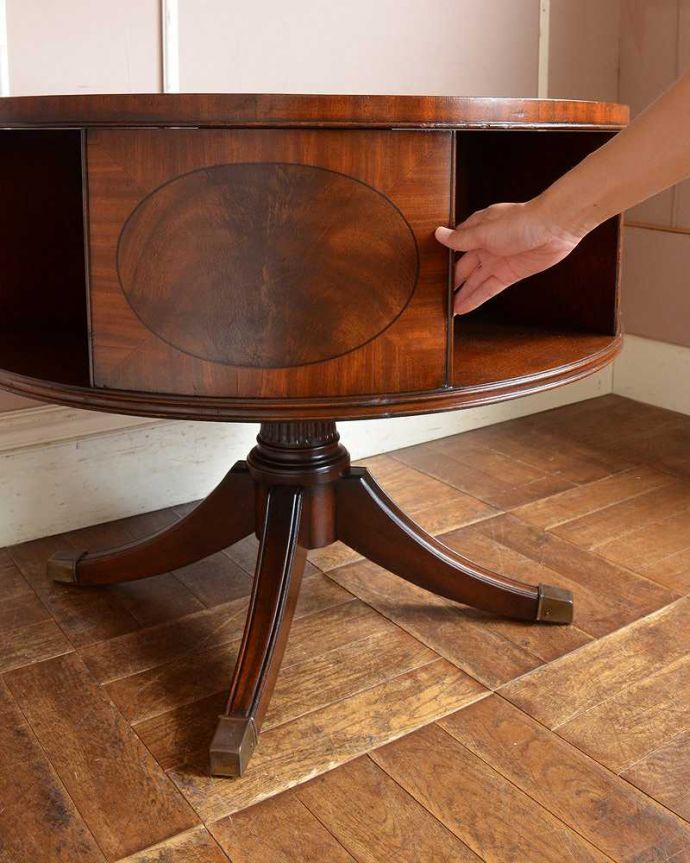 アンティークのテーブル　アンティーク家具　木目が美しい英国アンティークの家具、収納付きのテーブル（ドラムテーブル）。真ん中部分がくるくる回転真ん中の収納部分をくるくる回して回転することが出来ます。(q-1143-f)