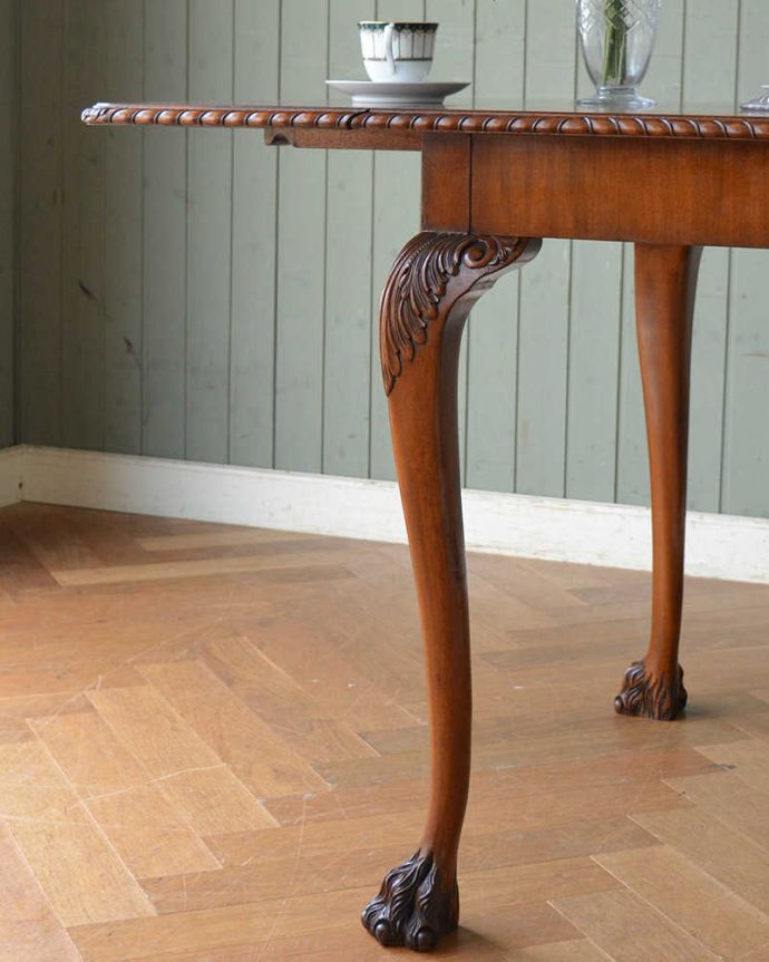 アンティークのテーブル　アンティーク家具　便利なアンティーク家具、小さなドロップリーフテーブル（伸張式テーブル）。英国らしいクロウ＆ボウルの脚が美しい･･･落ち着いた雰囲気なので、和室でもお使いいただけますよ。(q-1144-f)